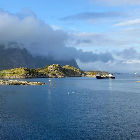 Waterfront Retreat In - Free Parking * Henningsvær