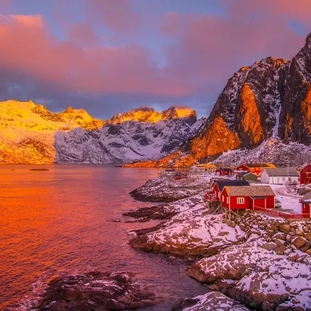 Waterfront Retreat In - Free Parking Henningsvær