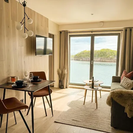 Waterfront Retreat In - Free Parking